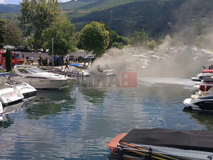 (Foto dhe video) Zjarr në një varkë të ankoruar në kanalin e Studençishtit në Ohër