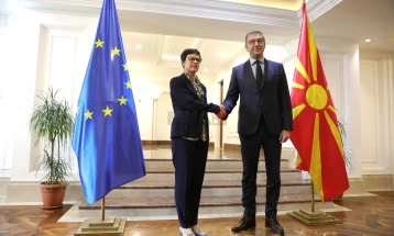 Еврокомесарката Кос пристигна во Скопје, во тек средба со премиерот Мицкоски