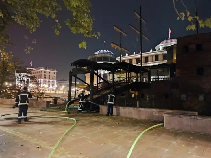 Пожар во галијата на Вардар во Скопје, интервенира едно противпожарно возило