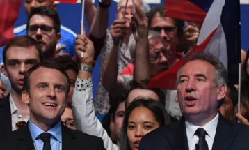 Француската влада денеска ќе се соочи со гласање за недоверба