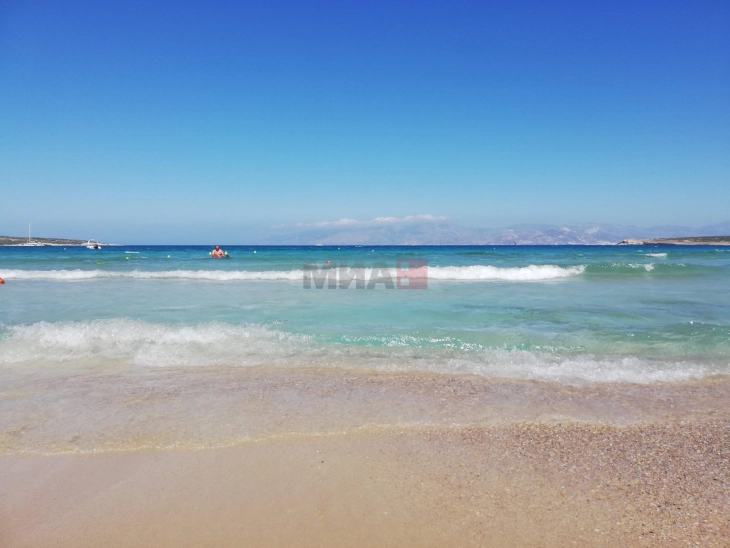 Затворска казна за водачот на криминалната група што вршела изнуда за местата за продажба на крофни на Халкидики