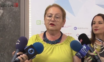 Јаневска на доделување награди на учениците кои освоија второ место на Европскиот квиз на пари (во живо)