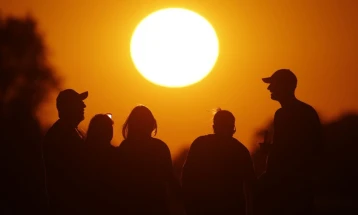 Европа зфатена од екстремни жештини: Двајца мртви во Италија, пожари ширум континентот