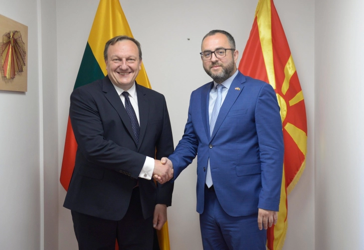 Toshkovski and Lithuania's Kondratovič sign readmission agreement