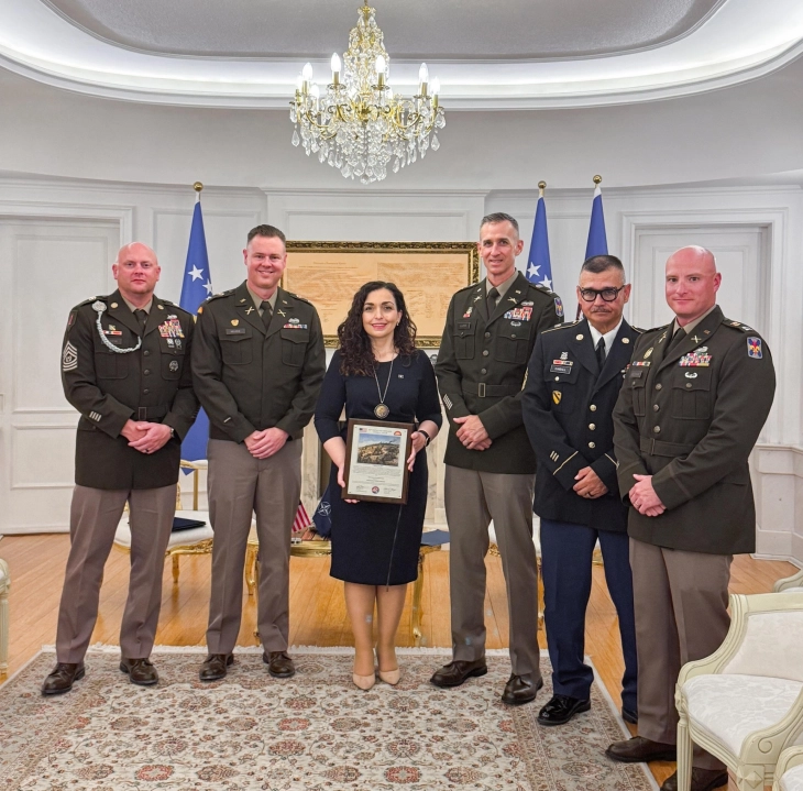 Presidentja e Kosovës Vjosa Osmani priti në takim komandantin në largim dhe atë të ri të Komandës Rajonale Lindje të KFOR-it amerikan