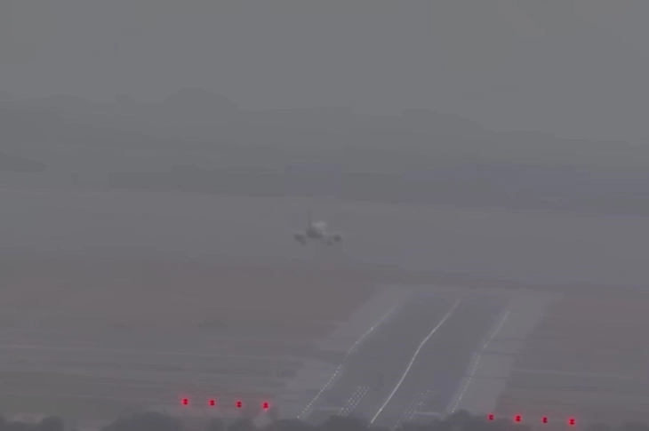 Бурата во Сиднеј соборуваше дрвја, илјадници домови без струја, откажани многу летови