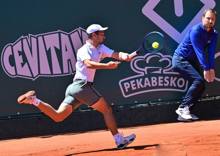 Марковски загуби меч во три сета