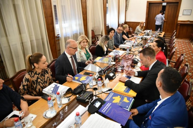 Takimi i përfaqësuesve të  Komunitetit të Transportit, me dy komisionet parlamentare: Përshtatja e ligjeve për integrim më efikas në sistemin e transportit të BE-së