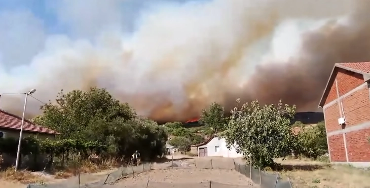 Пожарот во Валандовско не е ставен под контрола, се шири во два крака