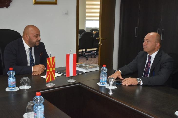 Средба на претседателот на Уставниот суд Костадиновски  со австрискиот амбасадор Мартин Памер