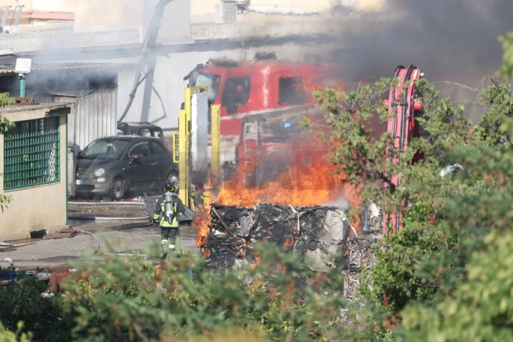 Експлозија на бензинска пумпа во Рим, повредени полицајци и пожарникари