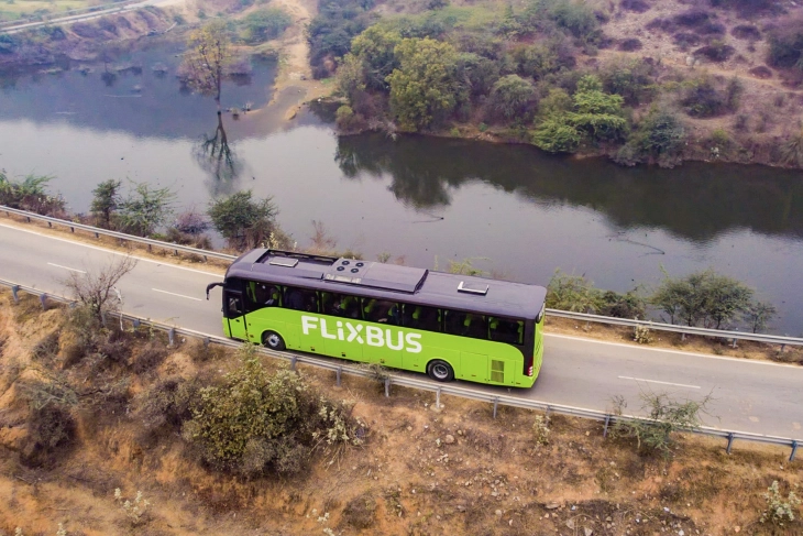 Најмалку 20 повредени откако се преврте автобус во северна Германија