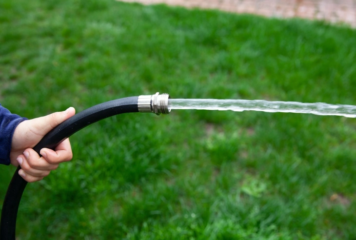 Rritje enorme e konsumit të ujit, po ujiten kopshte dhe fusha si dhe bëhet larja e makinave dhe mbushja e pishinave në mënyrë të pakontrolluar