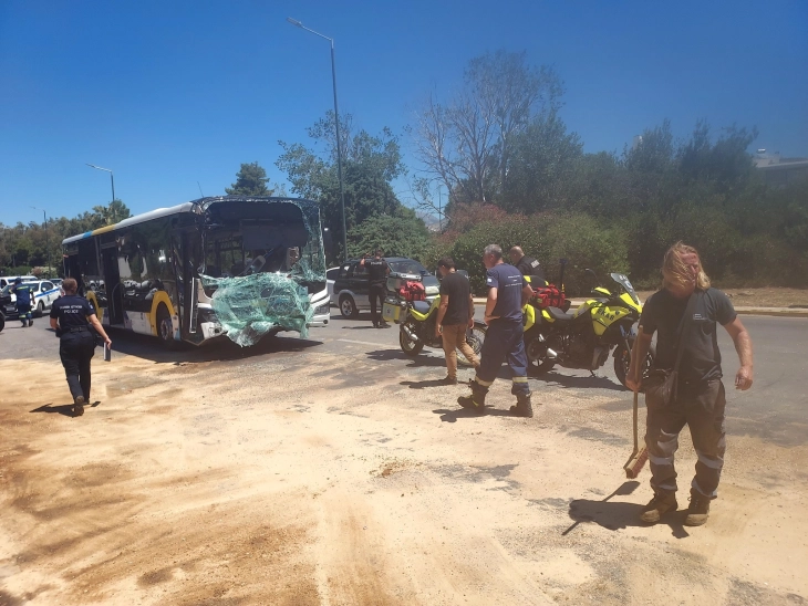 Повредени 32 лица во судир на два градски автобуси во јужно предградие на Атина
