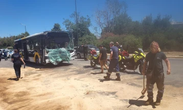 Janë lënduar 47 persona gjatë përplasjes midis dy autobusëve të qytetit në pjesën jugore të Athinës
