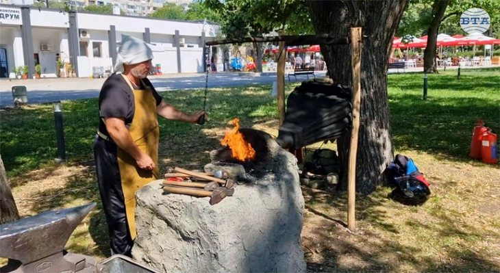 Работилницата за ковачки ножеви на отворено „Оган и искри“ во Стара Загора собра над 35 мајстори на занаетот