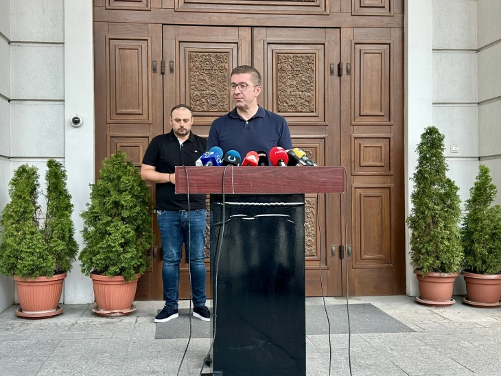 Kuptohet se nuk do të ketë taksa për të pamartuara dhe të pamartuar, por ne në heshtje po zhdukemi dhe kjo po kalon pa u vërejtur, thotë Mickoski