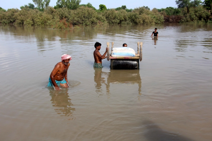 Во поплавите во Пакистан загинаа најмалку 72 луѓе