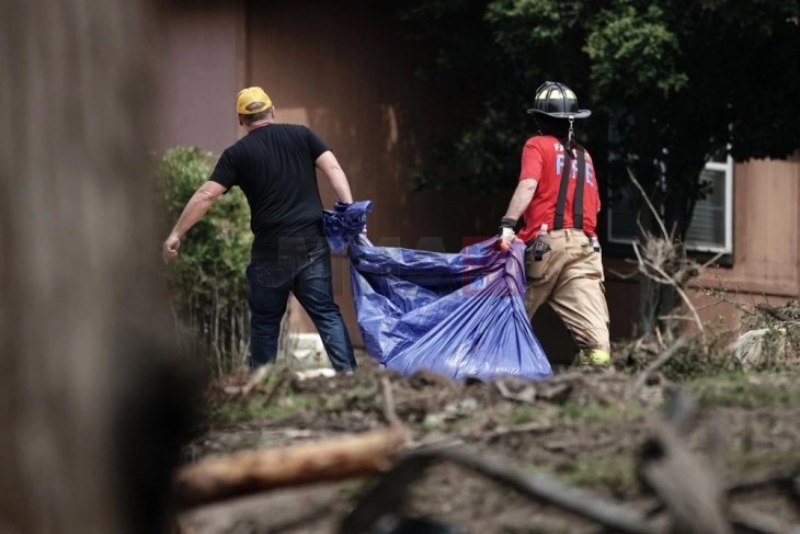 Бројот на загинати во поплавите во Тексас надмина 100 лица