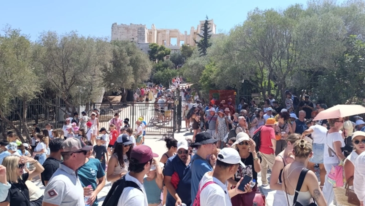 На туристите во Атина не им пречат високите температури - Акропол и денеска затворен од 13 до 17 часот (Фото)