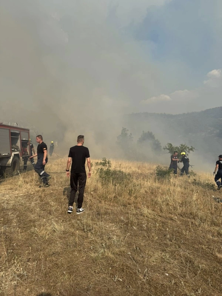 Поради повторно разгорување на пожарот во прекин сообраќајот Скопје-ГП Блаце, затворен и граничниот премин