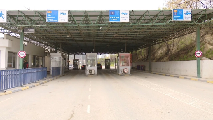 Komunikacioni në rrugën magjistrale Shkup-VK Bllacë është devijuar në të dy drejtimet për shkak të zjarrit