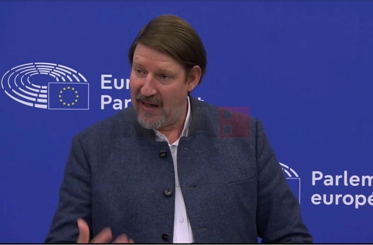 Вајц: Предлозите за вметнување на македонскиот јазик и идентитет во Извештајот не беа грешка 