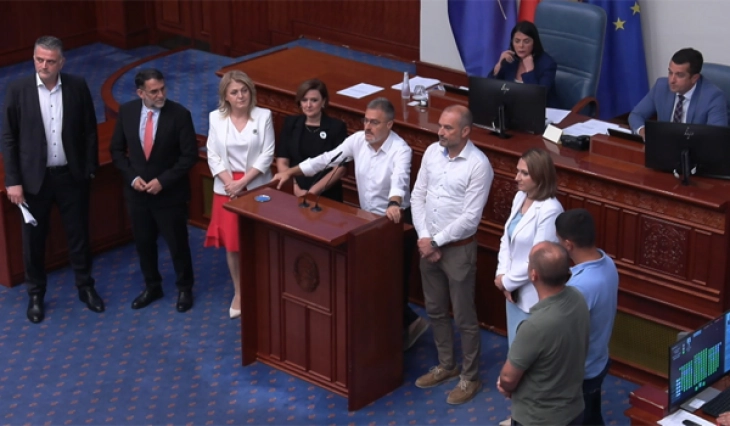 Fronti evropian dhe ASH kërkuan pauzë të mbledhjes për pyetjet e opozitës, protestojnë përse është hequr pika për interpelancën e Kostadinovskit