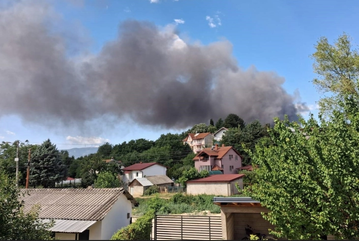 Zjarr afër kazermës në Gjorçe Petrov, shtëpi të djegura në orman dhe Vollkovë, janë angazhuar pjesëtarë të Armatës dhe kanaderë grekë