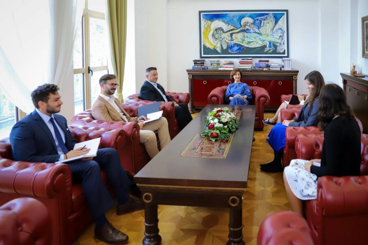 Средба на Сиљановска-Давкова со претставници на ОМД и студенти од програмата „Родум од Македонија“