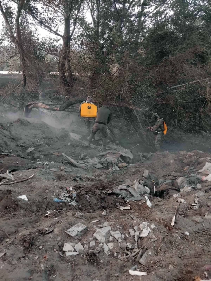 Тим од четата за атомско биолошка и хемиска одбрана на Армијата собира податоци за воздухот во Визбегово