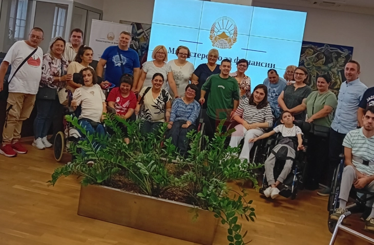 Повеќе пари за прифатилиштата, подостапен превоз и поедноставување на прибирањето документи за добивање паричен надомест, бараат лицата со попреченост