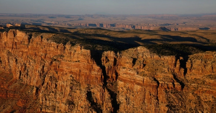 Туристи евакуирани од северниот дел на Големиот Кањон во кој беснее шумски пожар