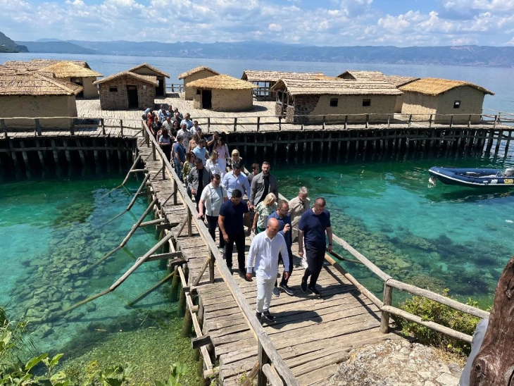 Премиерот Мицкоски на промоција на реконструираниот музејски комплекс во Заливот на коските на брегот на Охридското Езеро