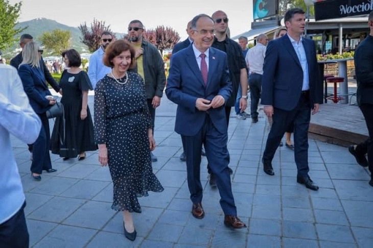 Претседателката Силјановска и претседателот Бегај во прошетка низ Охрид