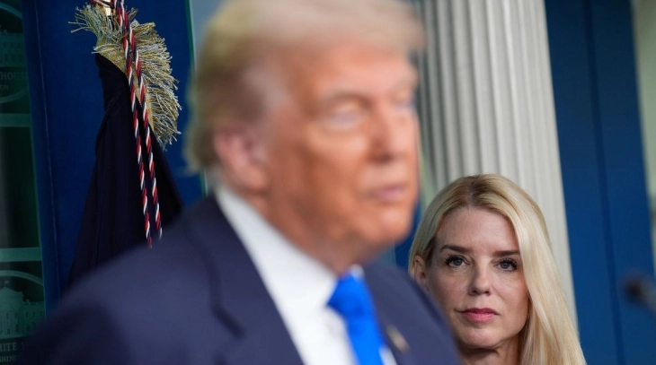 Опаѓа рејтингот на Трамп поради списокот на Епштајн и поддршката за министерката Пам Бонди