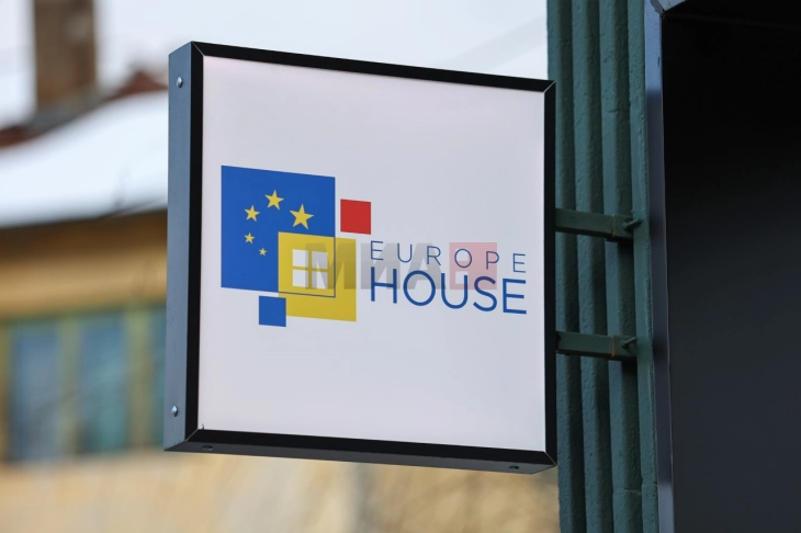 Скопје домаќин на изложбата „Три, четири, сега! Европа е наша!“ 