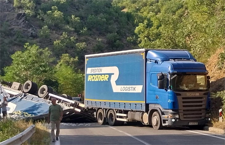 Превртена приколка од камион го блокира патот Истибања – Македонска Каменица, сообраќајот во прекин