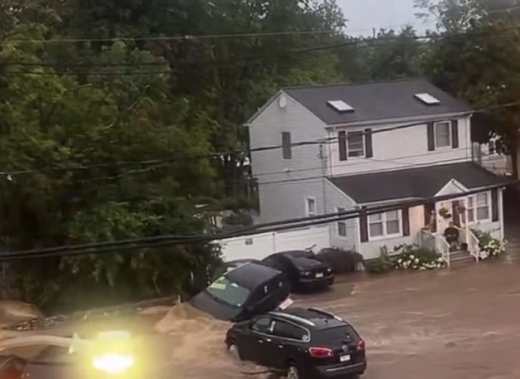Страшни поплави низ Њујорк, во Њу Џерси прогласена вонредна состојба