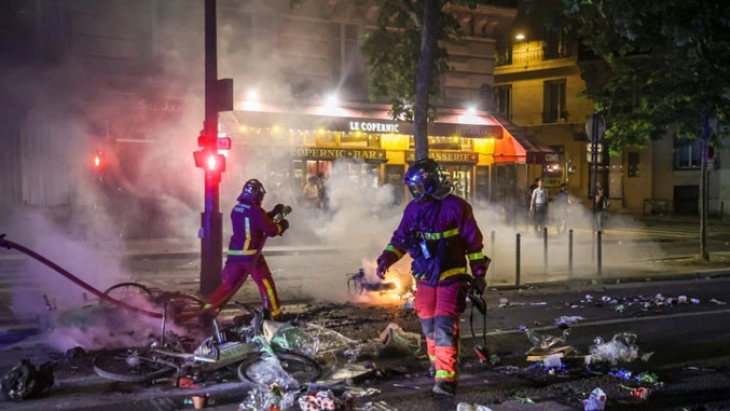 Një zjarr i madh përfshiu një ndërtesë tetëkatëshe në Paris, 180 zjarrfikës në terren