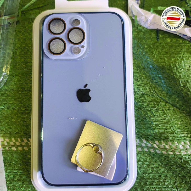 Царината заплени над пет илјади фалсификувани „Ејпл“ маски за телефон