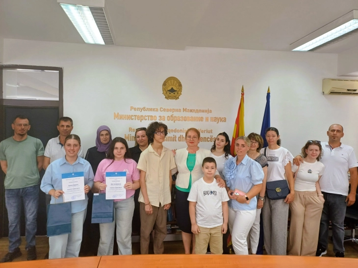 Јаневска им додели награди на учениците со најдобри есеи по повод 80 години од кодификацијата на македонскиот стандарден јазик