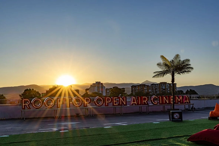 Проекција на македонскиот филм „Исцелител“ на летното кино во Сити мол