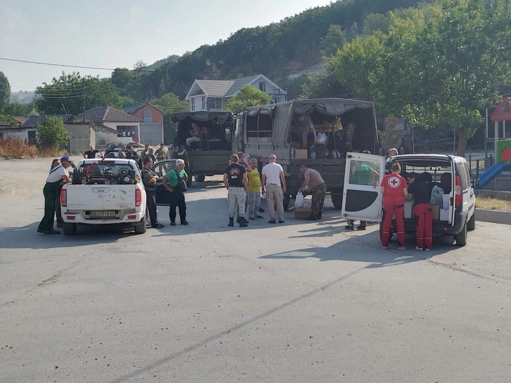 Црвен крст со логистика во вода и храна за екипите од пожарот кај село Иванковци