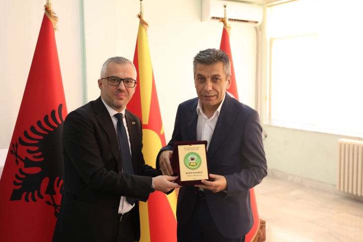 Вицепремиерот Изет Меџити ја посети Медресата „Иса Бег“ во Скопје 