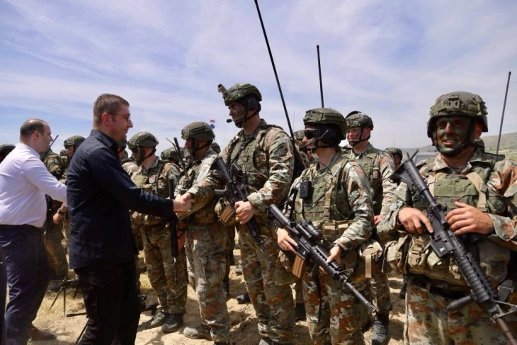 Мицкоски,  Мисајловски и Лафчиски на промоцијата на новите армиски артилериски орудија „Боран“ во касарната „Мирче Ацев“ во Прилеп