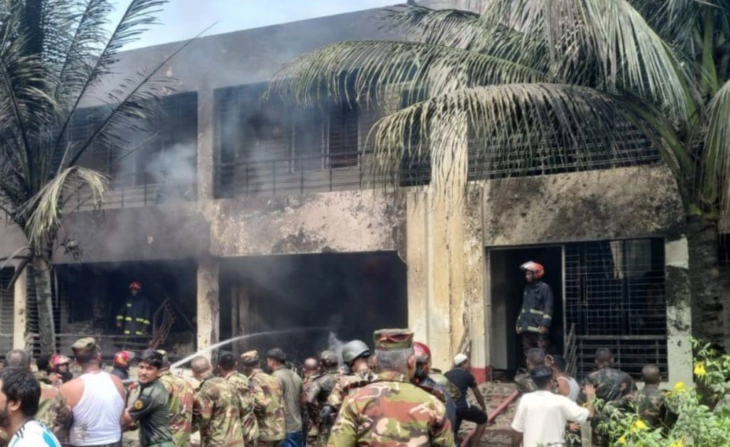 Најмалку едно лице загина откако воен авион се урна врз училиште во Бангладеш