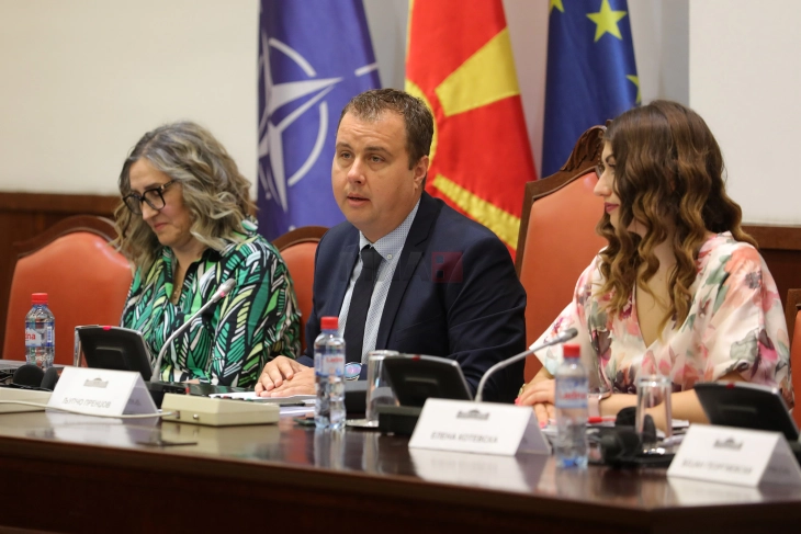 Дебата: Штетните политички наративи ја поткопуваат довербата во институциите и поттикнуваат поделби