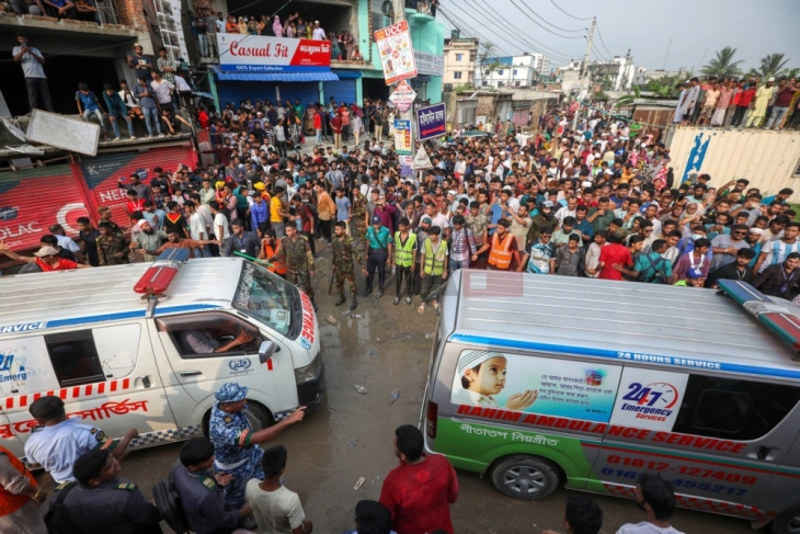 Бројот на жртви по падот на авион врз училиште во Дака се искачи на 27