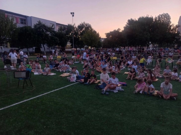 Киното се враќа во Кочани, „Мистер Бин“ го наполни дворот на училиштето „Никола Карев“